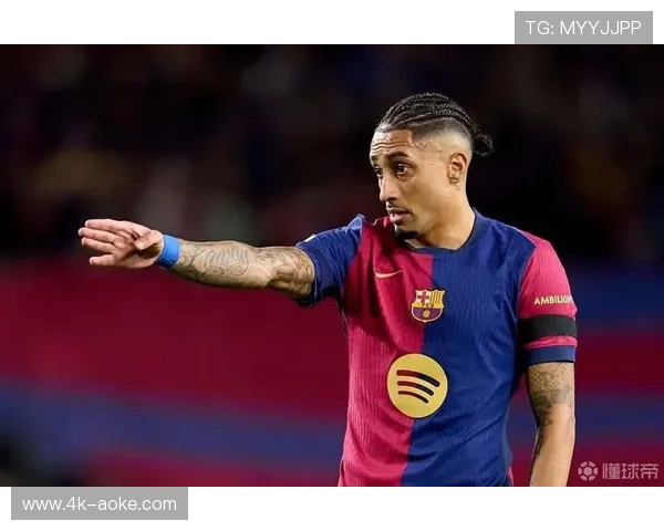 巴萨伤员拉菲尼亚、费尔明等现身替补席为球队助威